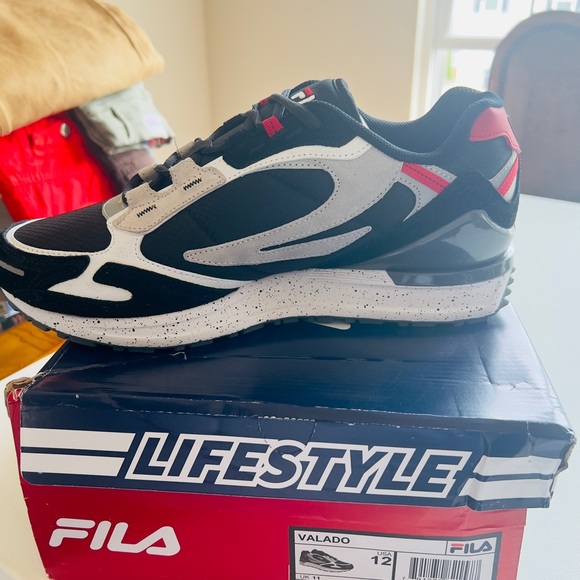 NIB Fila Men's Valado Black, Gray, and Red Active Lifestyle Sneakers 🔥🔥 - Picture 4 of 8
